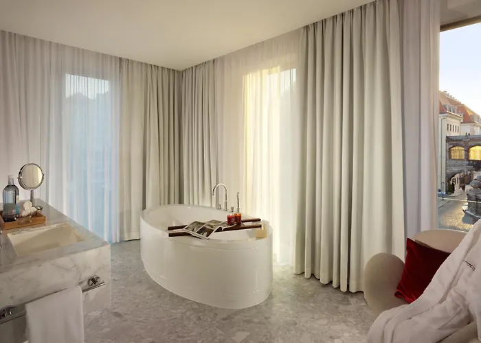 Hyperion Am Schloss 5*